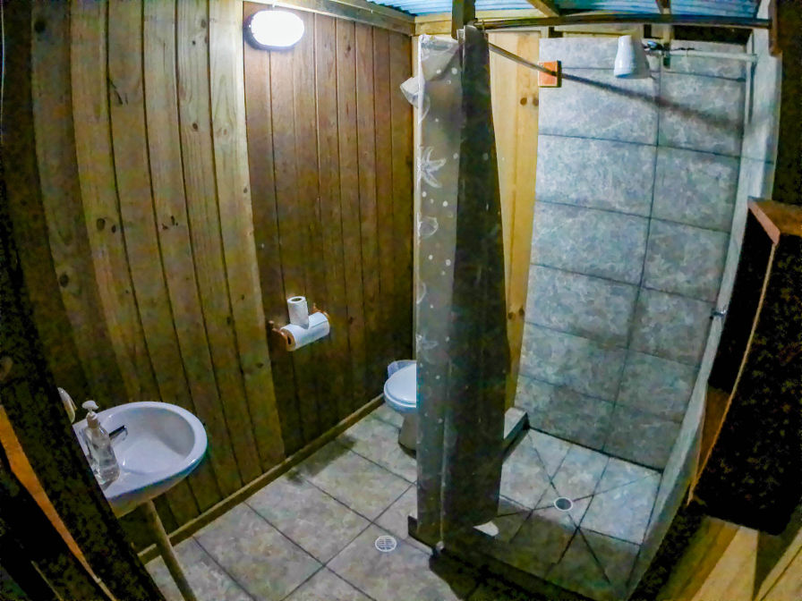 Bungalow 10a Bathroom